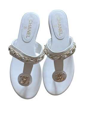 CHANEL White Leather Gold Chain-Trim Toe-Post Flip Flop Sandals - NEW